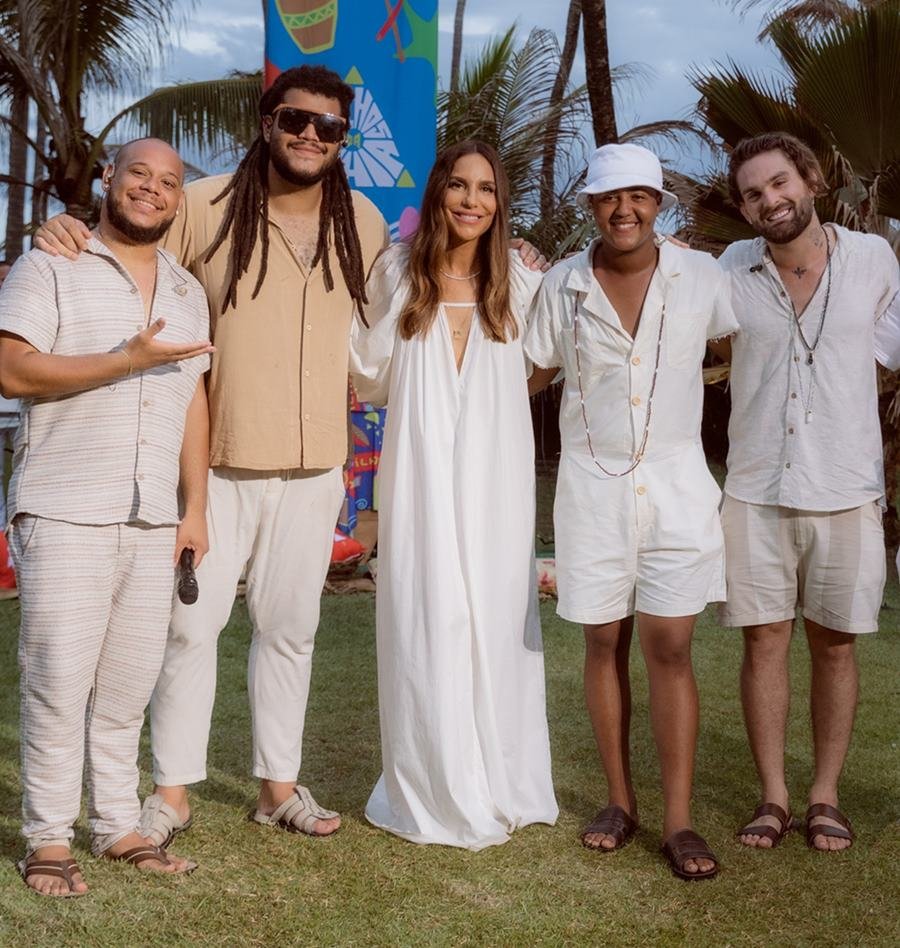 Foto colorida do Filhos da Bahia e Ivete Sangalo - Metrópoles