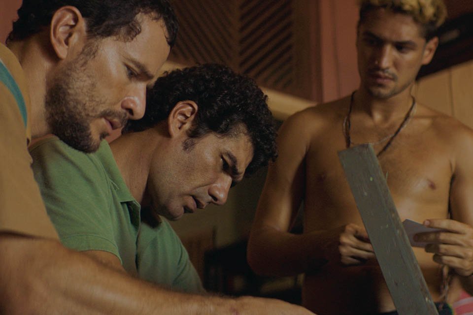 Daniel de Oliveira, Rômulo Braga e Gabriel Leone no filme O Rio do Desejo