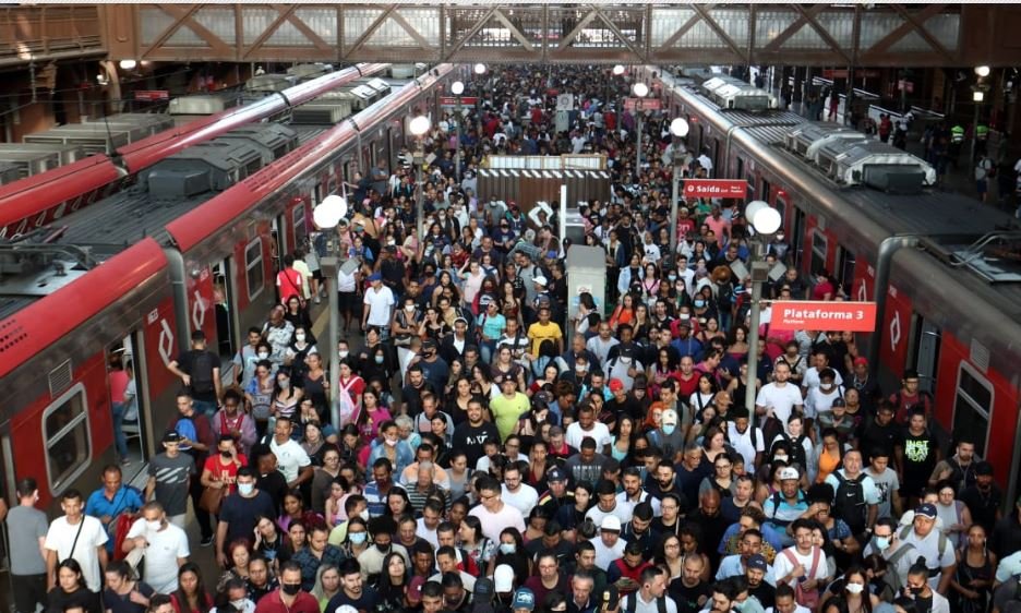 Imagem colorida de multidão no trem da CPTM
