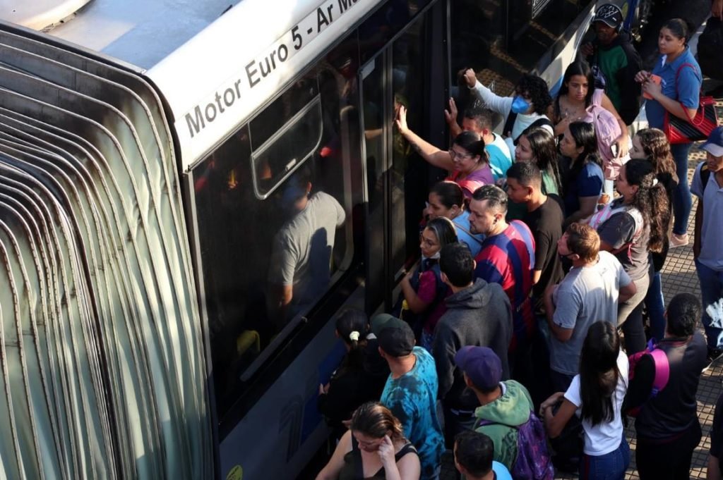 Imagem colorida de pessoas tentando entrar em ônibus durante greve do metrô em São Paulo - Metrópoles
