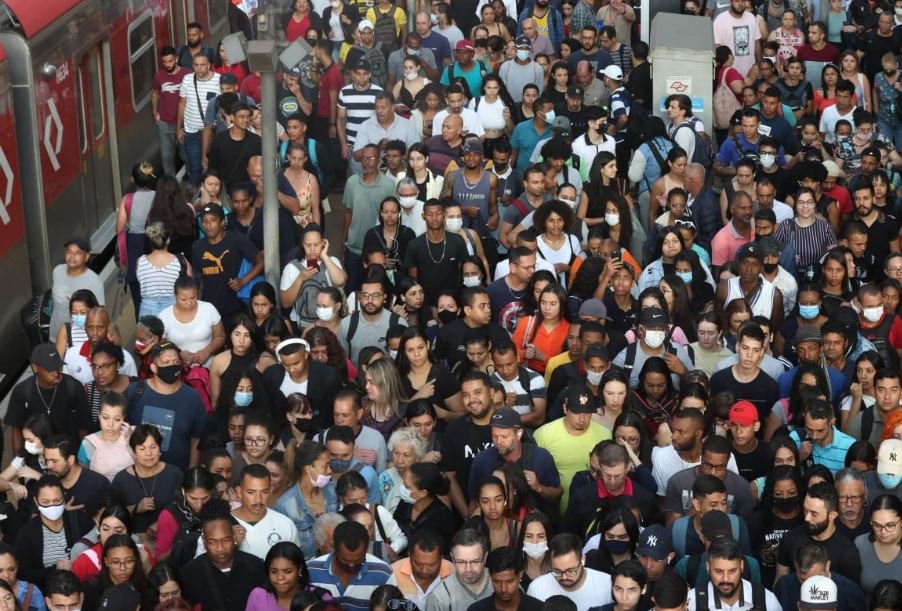 Imagem colorida de multidão no trem da CPTM
