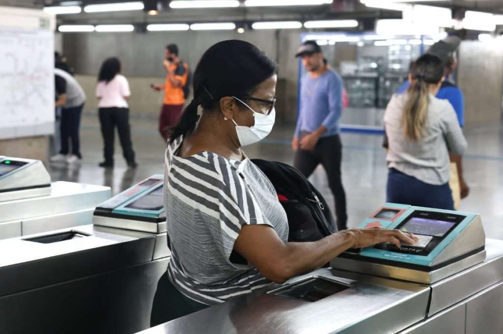Imagem de mulher passando na catraca do Metrô de SP
