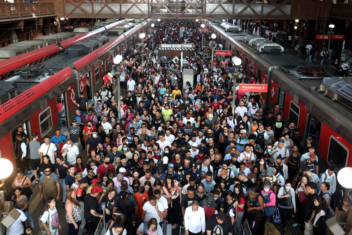 Metrô de SP funciona em esquema parcial no 2º dia de greve. Confira