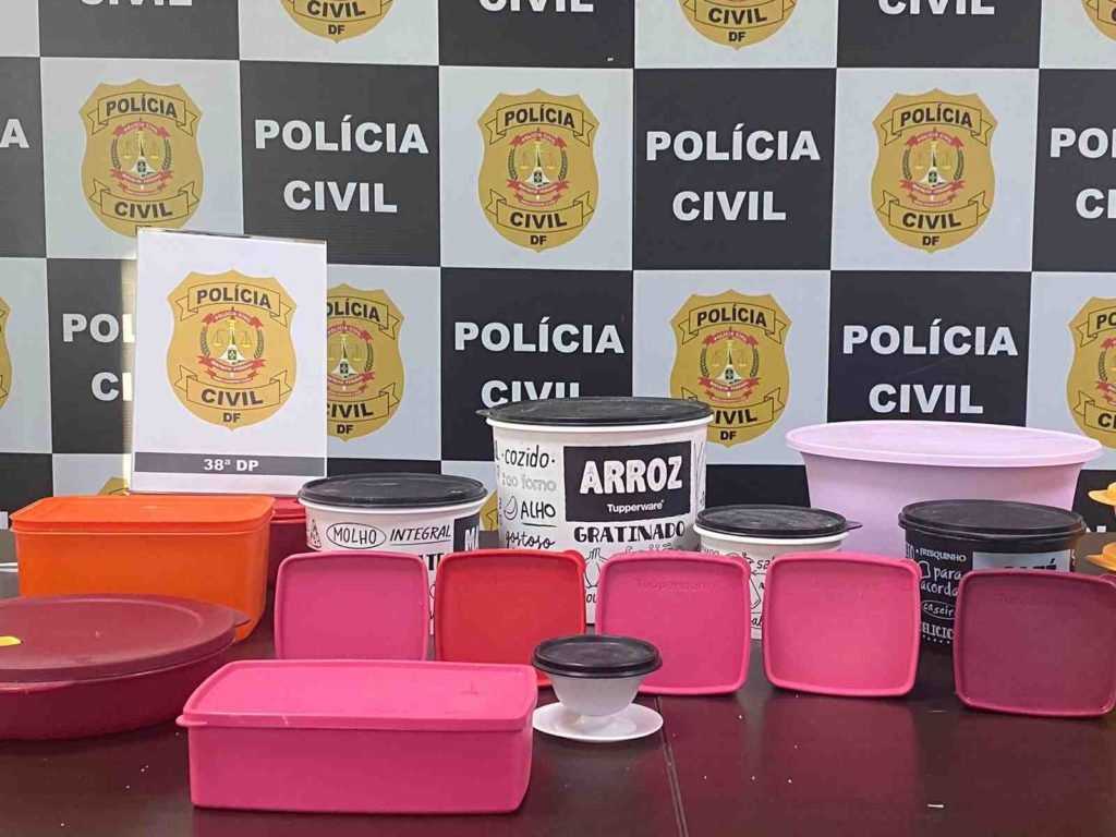 Diversas vasilhas de tuppeware em cima de mesa