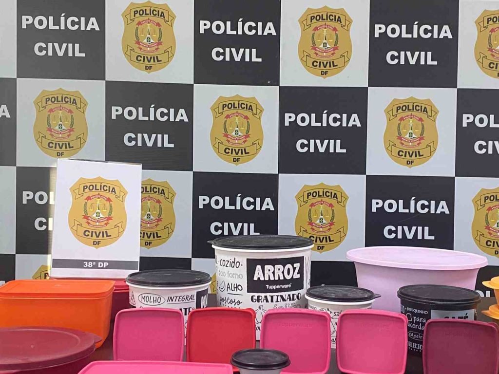 Diversas vasilhas de tuppeware em cima de mesa
