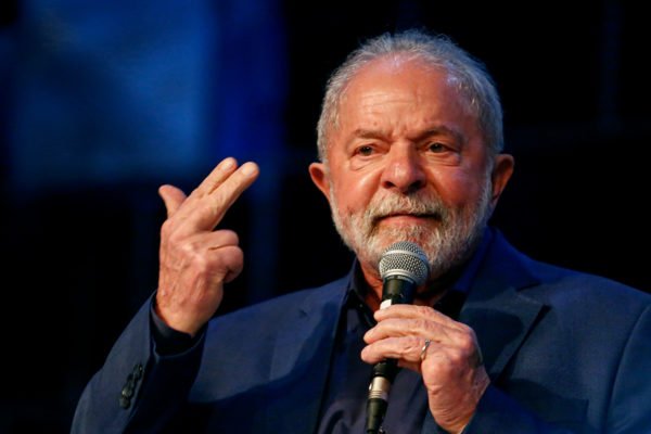Lula discursa durante reunião aberta em que recebe relatórios