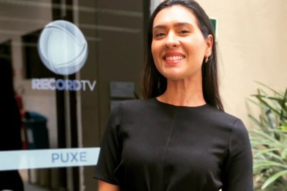 Foto colorida de Paola Vianna, repórter da Record - Metrópoles