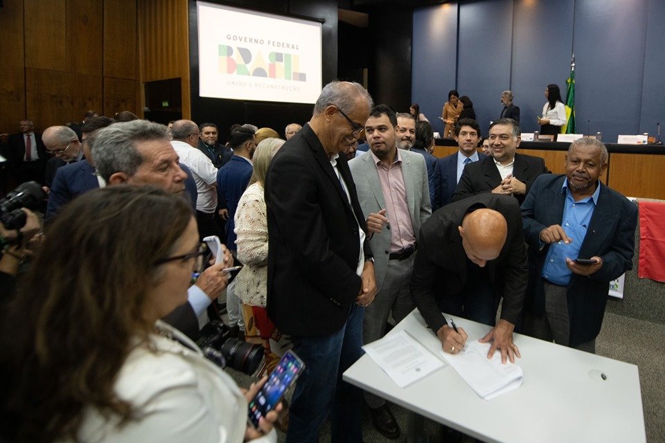Foto colorida mostra Evento marcou a assinatura do Termo de Acordo entre o Poder Executivo Federal e sindicatos - Metrópoles