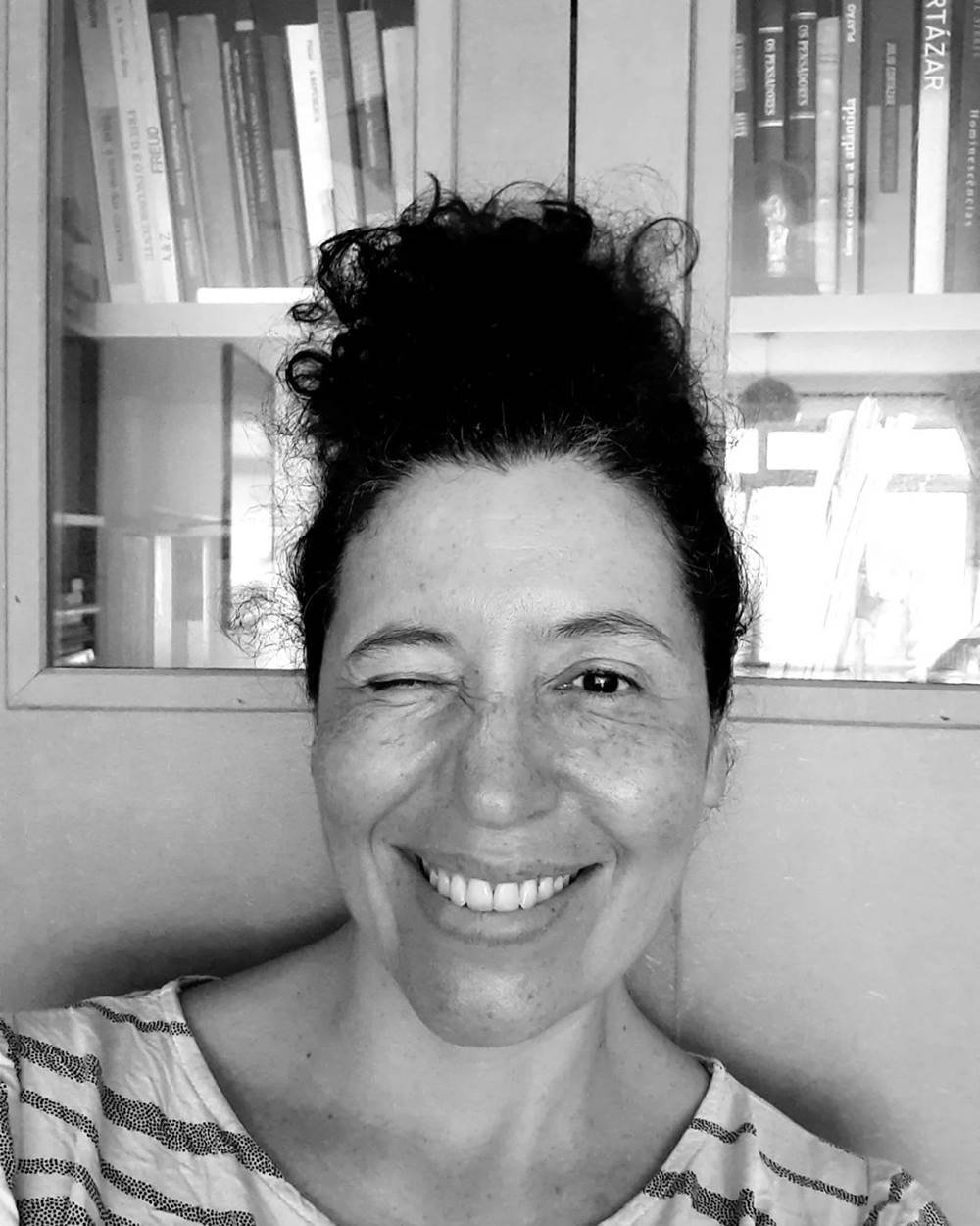 Foto em preto e branco da escritora Andréa Del Fuego falando sobre Chat GPT