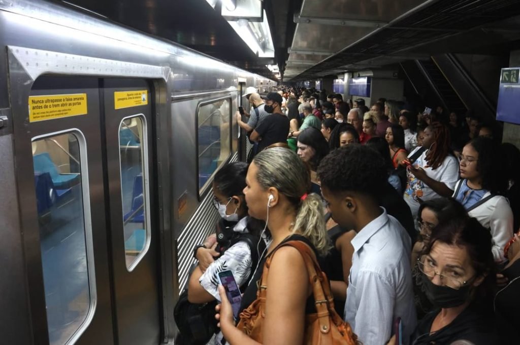 Imagem colorida de passageiros pegando o Metrô-SP