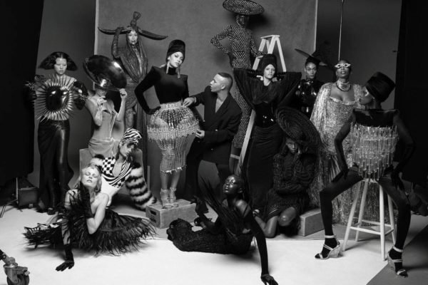 Na imagem em preto e branco, Beyoncé ao lado de Olivier Rousteing e modelos - Metrópoles