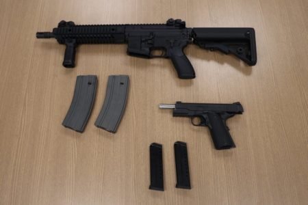 Armas presenteadas pelo governo árabe a Bolsonaro - Metrópoles