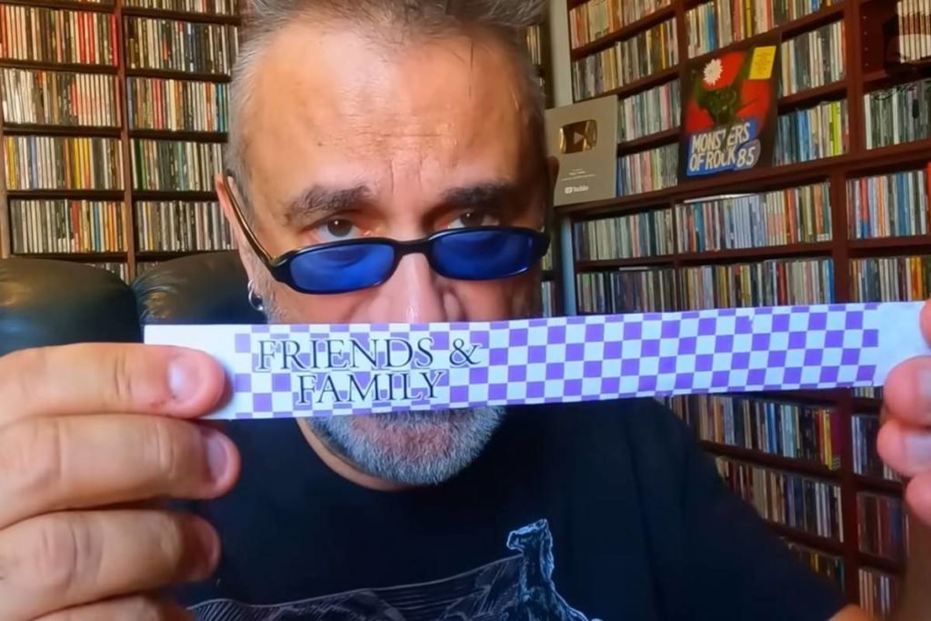 HOMEM SEGURA PULSEIRA ESCRITO FRIENDS AND FAMILY - METRÓPOLES