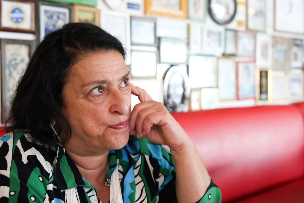 Grace afirma que jamais pensou que poderia interpretar Dercy Gonçalves