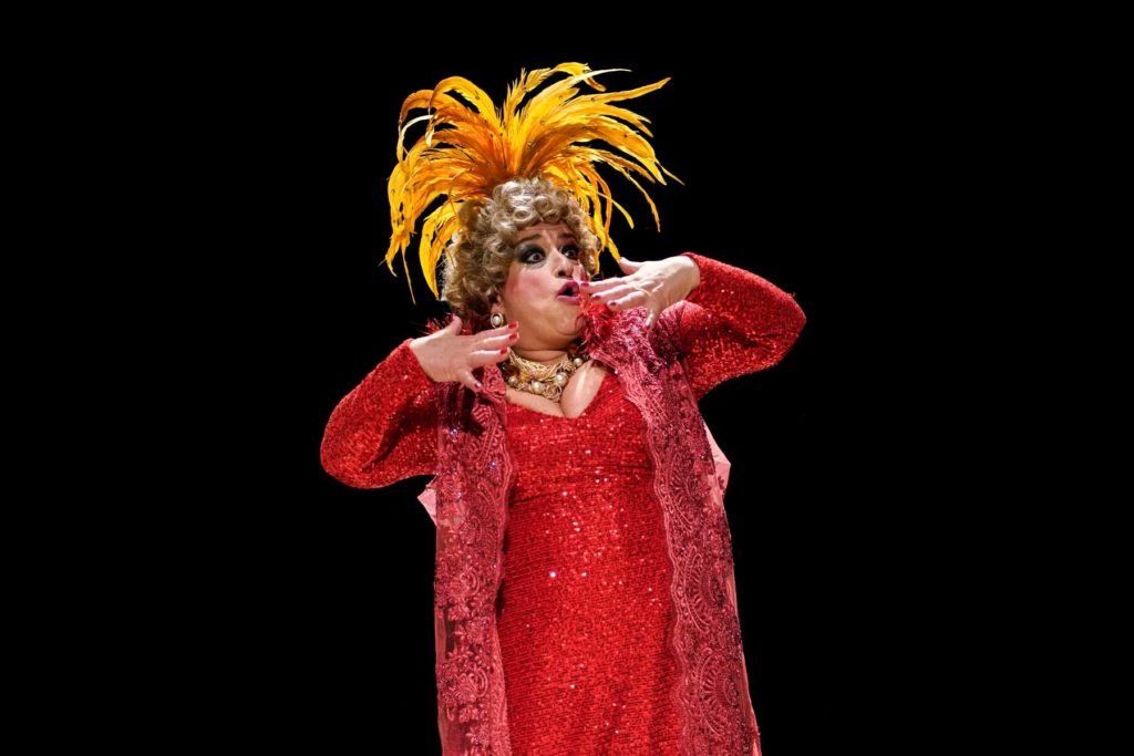 Grace Gianoukas interpreta Dercy Gonçalves em peça que é sucesso de bilheteria em SP e vai entrar em turnê pelo Brasil