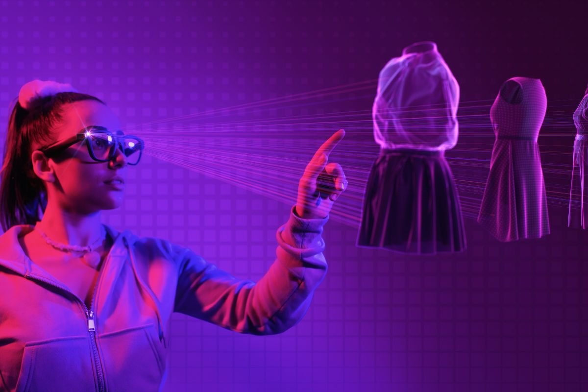 Montagem com mulher apontando para roupas digitais - Metrópoles