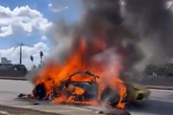 Imagem colorida mostra Lamborghini pegando fogo - Metrópoles