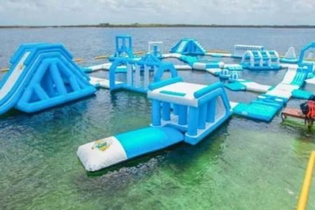 imagem colorida de brinquedos infláveis azuis no mar do ceará- Metrópoles