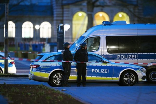 Imagem colorida: policiais da Alemanha ao lado de viaturas - Metrópoles