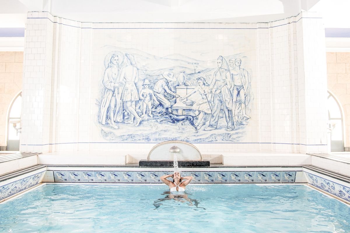 Foto colorida piscina