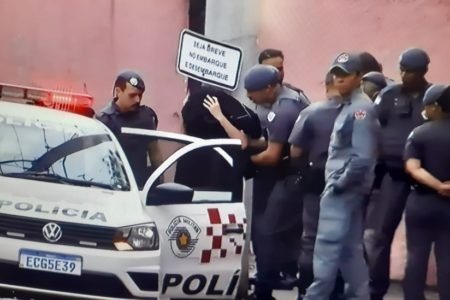 Adolescente invade escola em SP e esfaqueia professores e aluno | Metr&oacute;poles