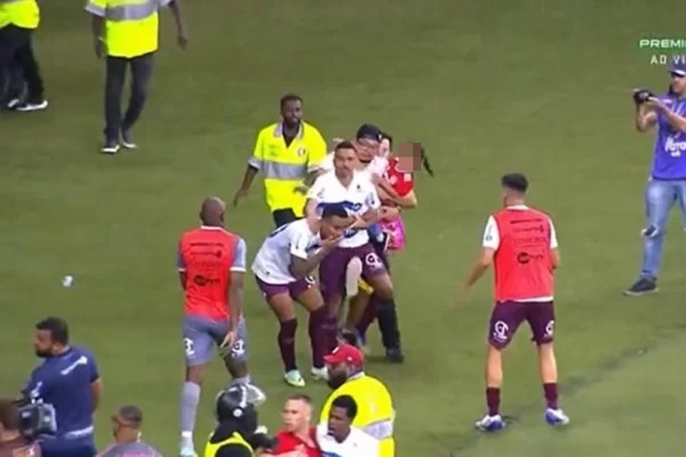 Imagem mostra Torcedor do Inter entra com criança no colo para agredir jogador do Caxias - Metrópoles