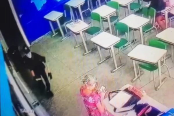 Imagens fortes: Vídeo mostra momento em que aluno invade escola e ataca professora em SP