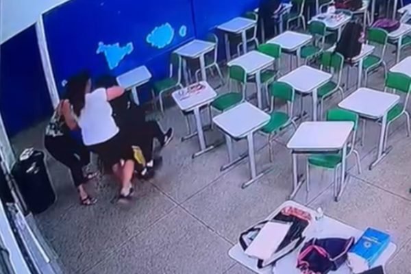 Professora imobiliza aluno após ataque a faca em escola de SP