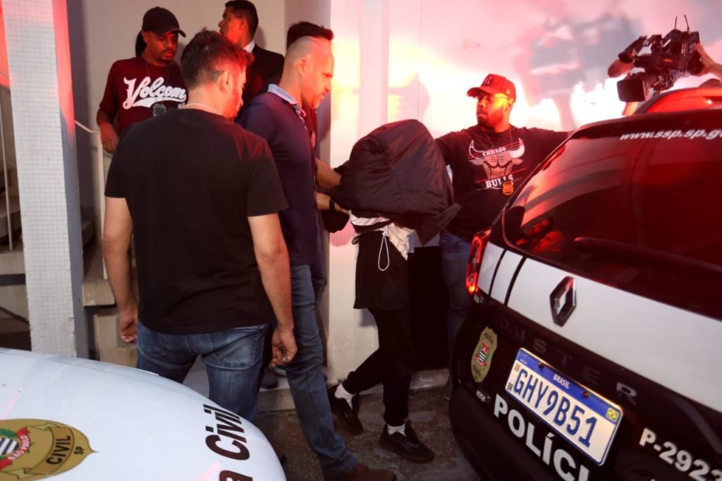 Adolescente que fez o ataque a faca na escola, sai da delegacia com a cabeça coberta - Metrópoles