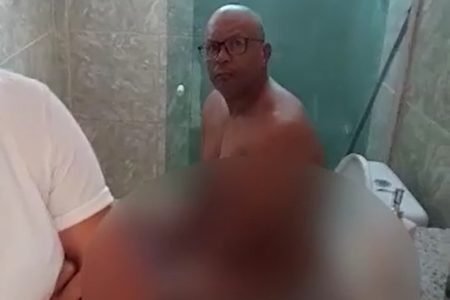 Homem sentado no banheiro enquanto é preso por estupro de vulnerável no RJ - Metrópoles