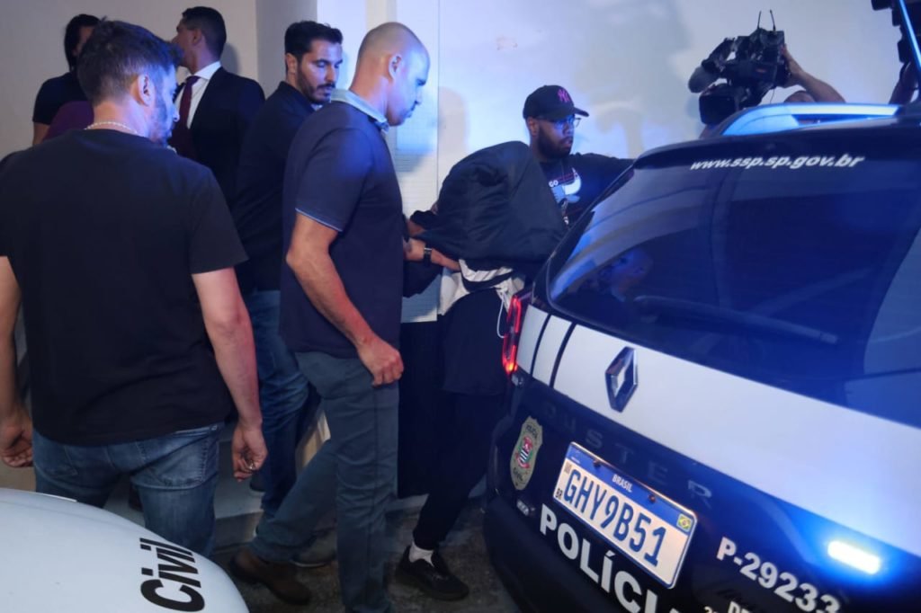 Adolescente que fez o ataque a faca na escola, sai da delegacia com a cabeça coberta - Metrópoles