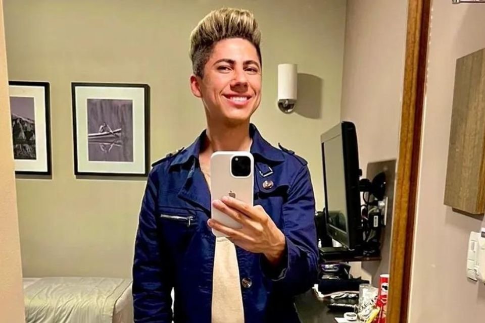 homem fazendo selfie em frente ao espelho - metrópoles