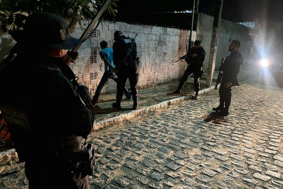 policiais revistando suspeito no RN - metropoles