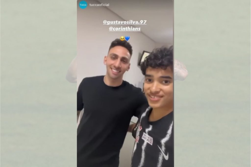 Gustavo Mosquito visita fã com câncer em hospital