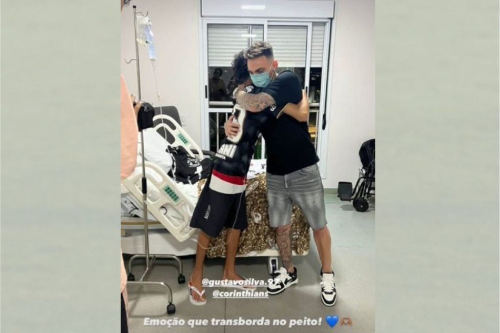 Gustavo Mosquito visita fã com câncer em hospital