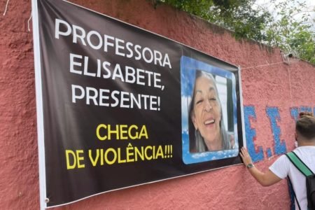 Imagem colorida de cartaz com homenagem a professora morta em SP