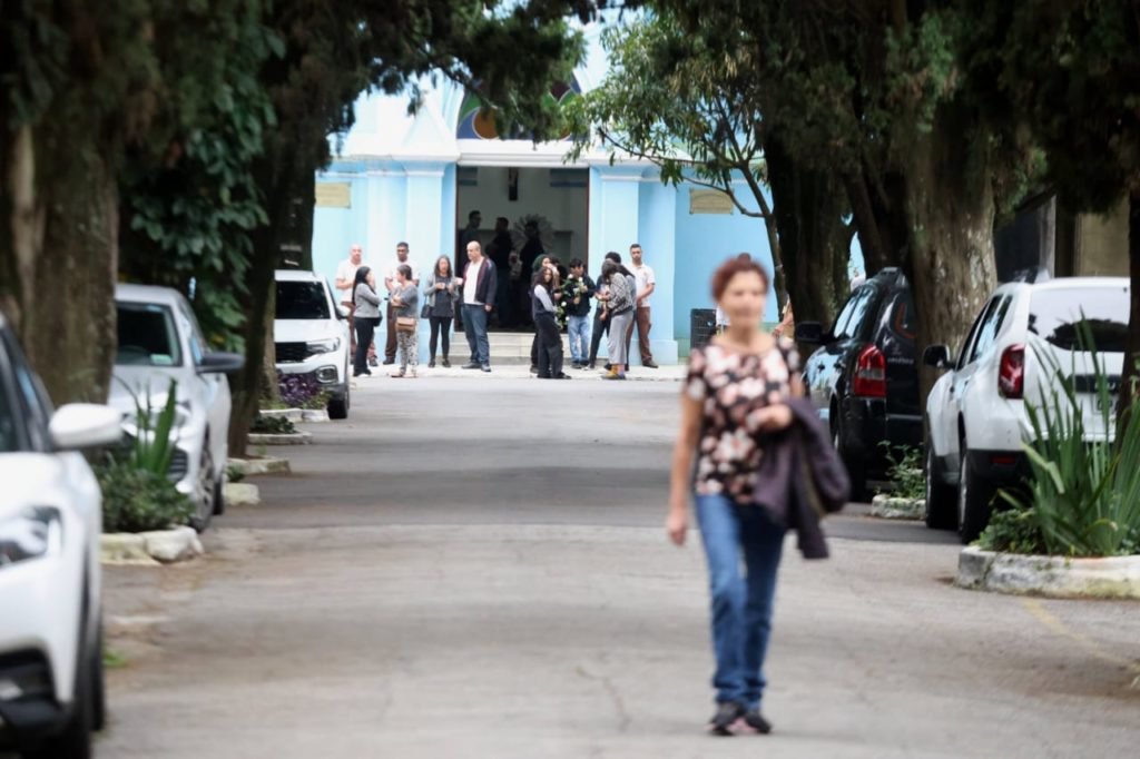 Velório da professora Elisabeth Tenreiro no cemitério do Araça1