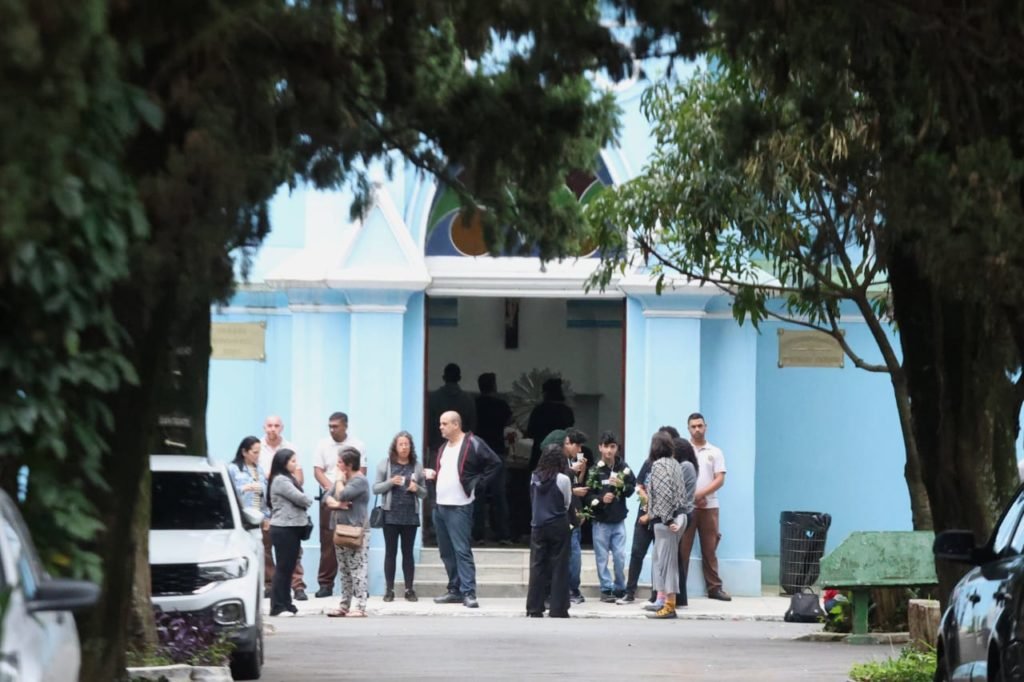 Velório da professora Elisabeth Tenreiro no cemitério do Araça1