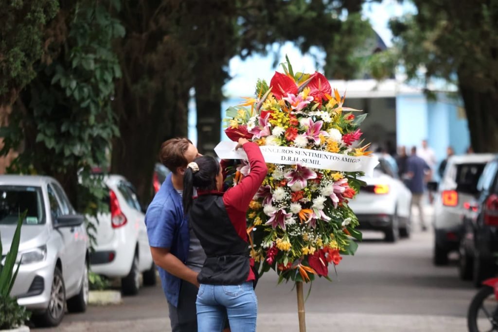 Velório da professora Elisabeth Tenreiro no cemitério do Araça1