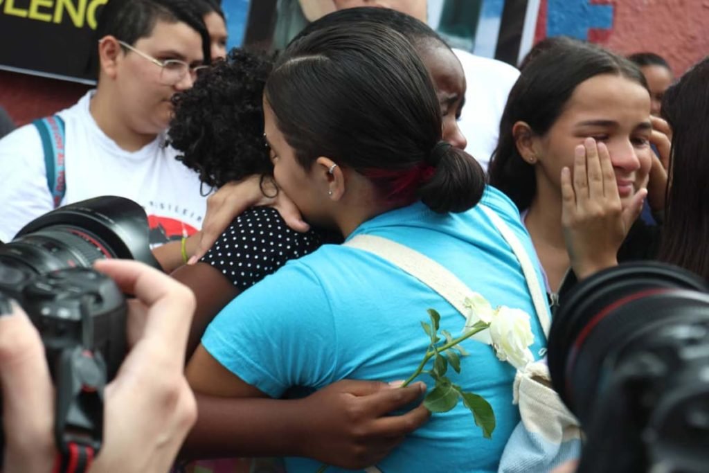 Estudantes fazem vigília nesta manhã de terça-feira (28), na Escola Estadual Thomazia Montoro-03