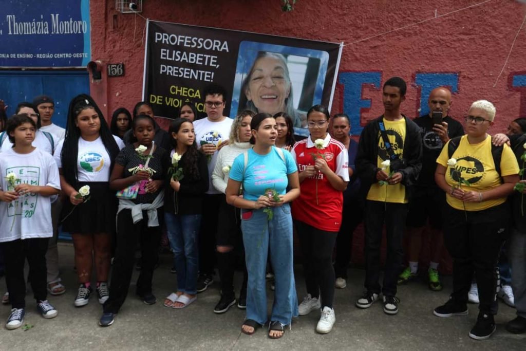 Estudantes fazem vigília nesta manhã de terça-feira (28), na Escola Estadual Thomazia Montoro-03