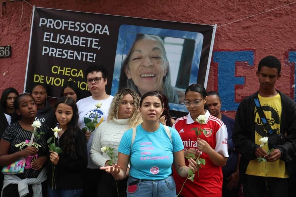 Estudantes fazem vigília nesta manhã de terça-feira (28), na Escola Estadual Thomazia Montoro-03