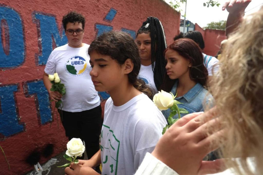 Estudantes fazem vigília nesta manhã de terça-feira (28), na Escola Estadual Thomazia Montoro-03