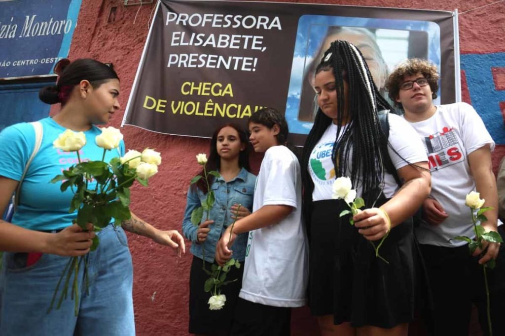 Estudantes fazem vigília nesta manhã de terça-feira (28), na Escola Estadual Thomazia Montoro-03