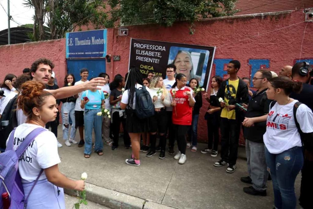 Estudantes fazem vigília nesta manhã de terça-feira (28), na Escola Estadual Thomazia Montoro-03