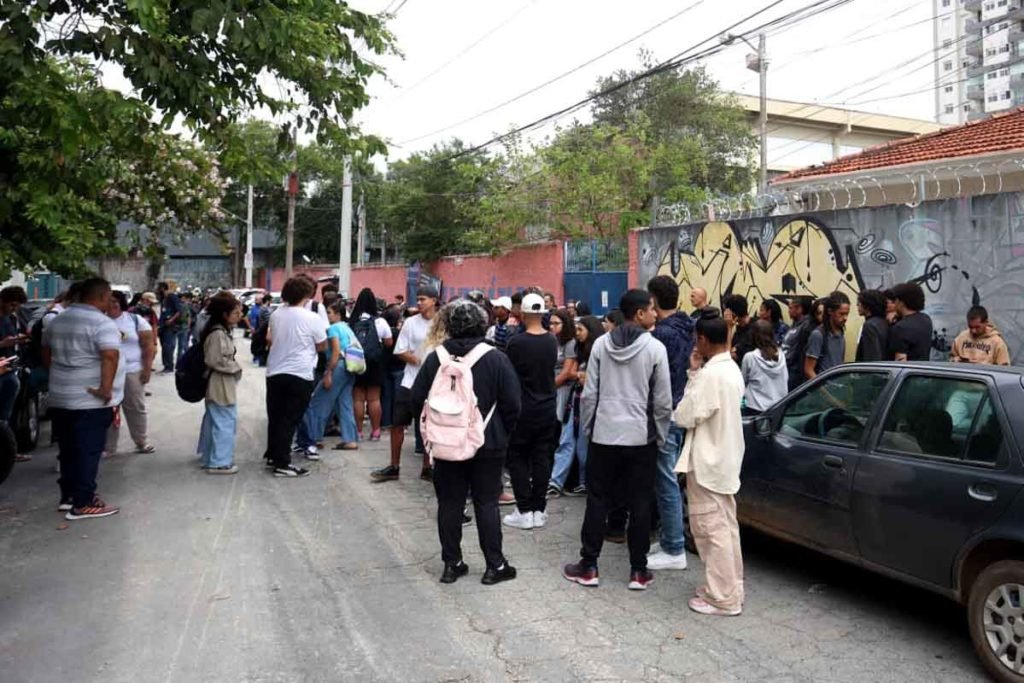 Estudantes fazem vigília nesta manhã de terça-feira (28), na Escola Estadual Thomazia Montoro-03