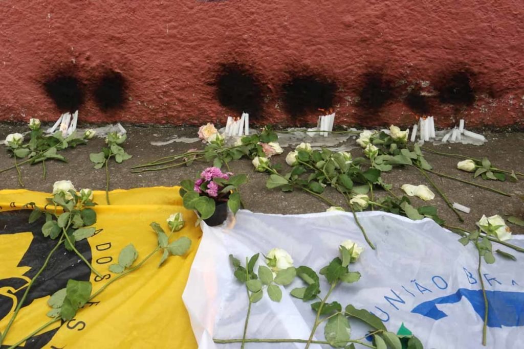 Estudantes fazem vigília nesta manhã de terça-feira (28), na Escola Estadual Thomazia Montoro-03