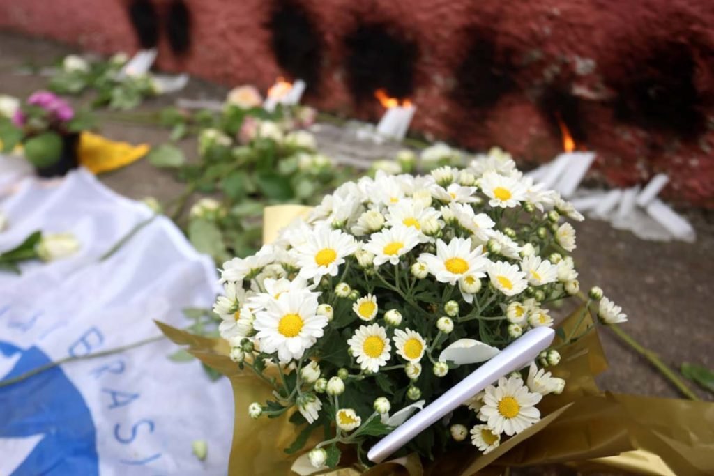 Estudantes fazem vigília nesta manhã de terça-feira (28), na Escola Estadual Thomazia Montoro-03