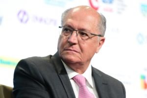 Imagem colorida mostra Geraldo Alckmin em evento da CNM - Metrópoles