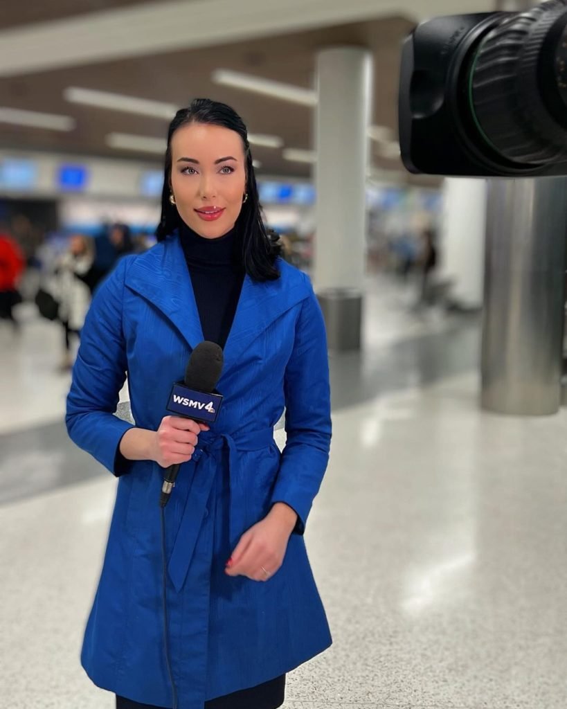 Foto colorida de Joylyn Bukovac, jornalista que cobre a tragédia de Nashville - Metrópoles
